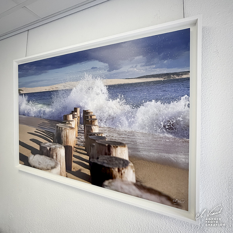 photo d'art du cap ferret avec de l'écume et la mer et la dune du pyla en fond