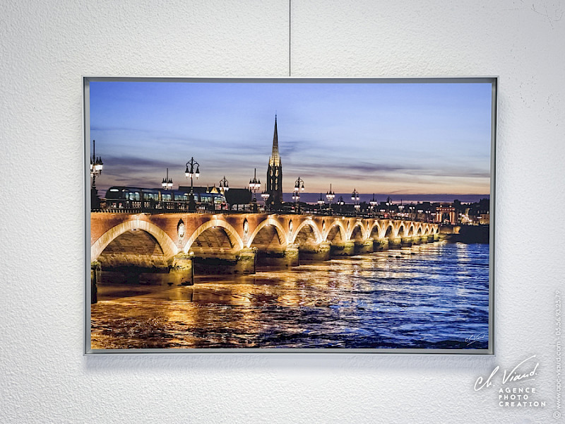 Photo d'auteur de l'artiste apc viaud le Pont de Pierre à Bordeaux avec caisse américaine en aluminium brut