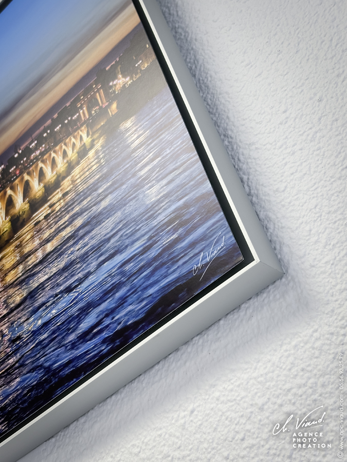 détail de la caisse américaine en aluminium brut mat