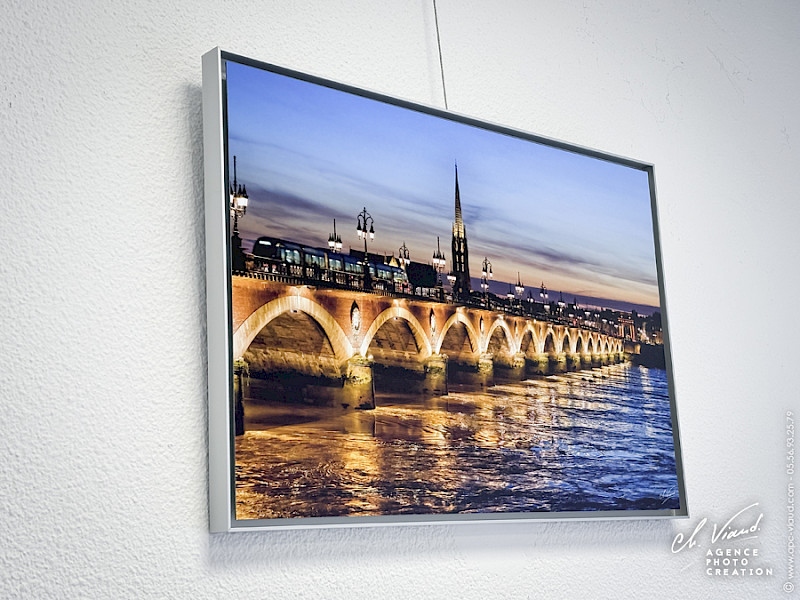 caisse américaine fine en alu, cadre design et contemporain